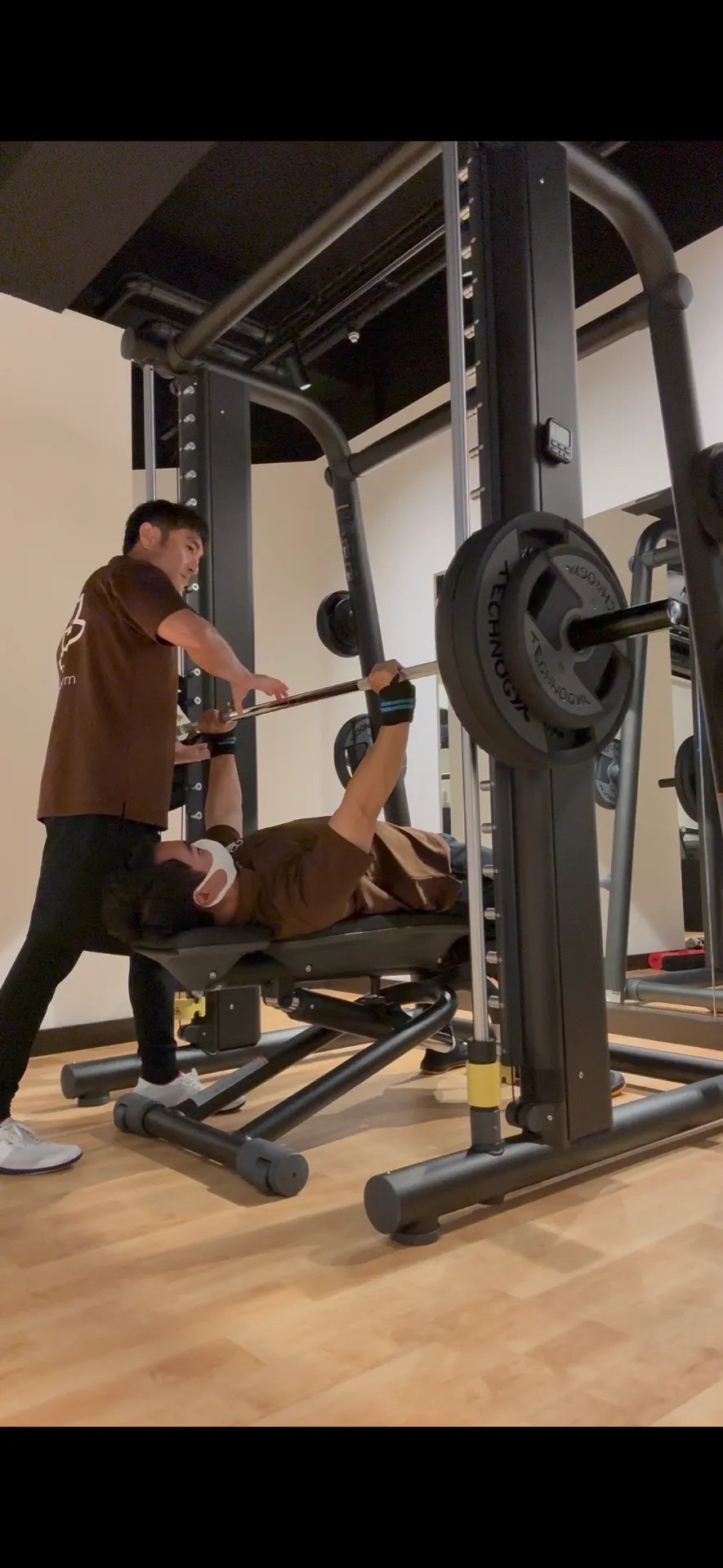 トレーナー自身も身体をしっかり使い、適切な指導へつなげております