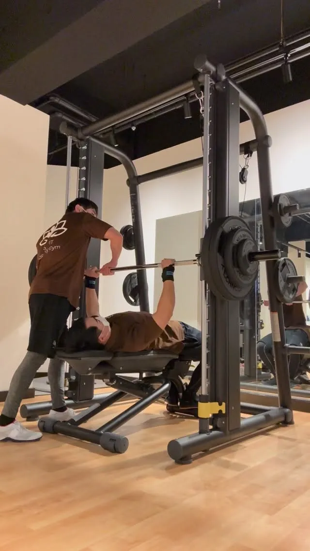 マシンの定期メンテナンスの際に、減量中のスタッフ山内が筋力確...